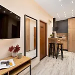 Cozy In Near Centre Of With Parking By Renters Apartment