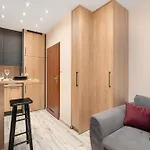 Cozy In Near Centre Of With Parking By Renters