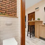 Cozy In Near Centre Of With Parking By Renters