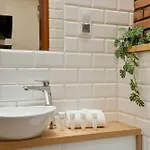 Cozy In Near Centre Of With Parking By Renters Lejlighed
