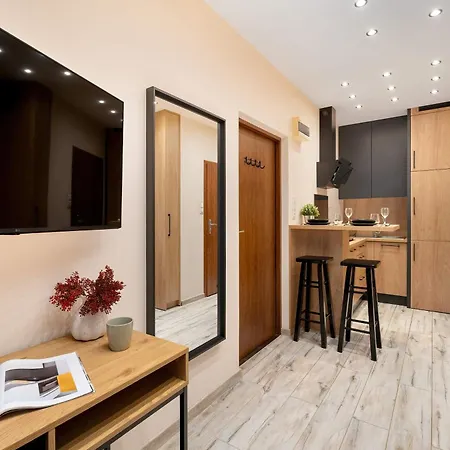 Cozy In Near Centre Of With Parking By Renters Апартаменты