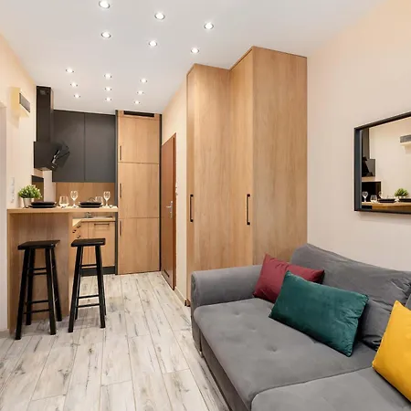 Апартаменты Cozy In Near Centre Of With Parking By Renters