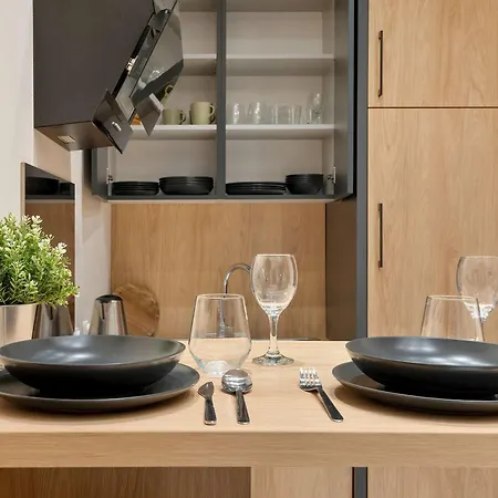 Cozy In Near Centre Of With Parking By Renters