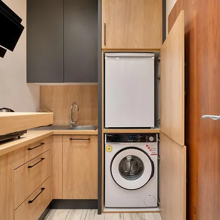 Cozy In Near Centre Of With Parking By Renters アパート