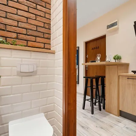 Cozy In Near Centre Of With Parking By Renters