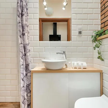 Apartamento Cozy In Near Centre Of With Parking By Renters