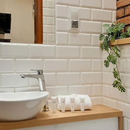 Cozy In Near Centre Of With Parking By Renters アパート