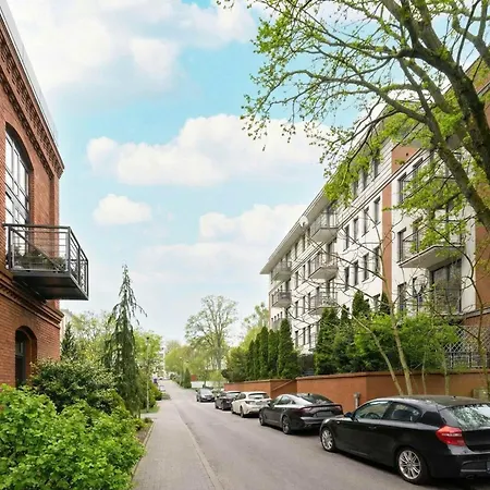 Cozy In Near Centre Of With Parking By Renters Apartment *