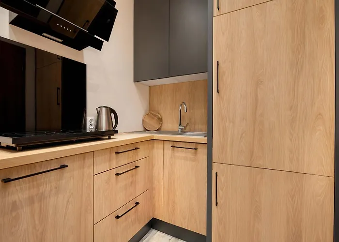 Cozy In Near Centre Of With Parking By Renters *