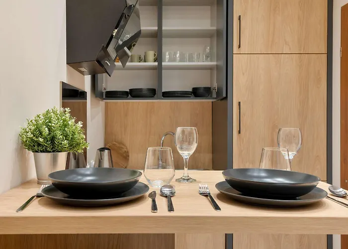 Cozy In Near Centre Of With Parking By Renters