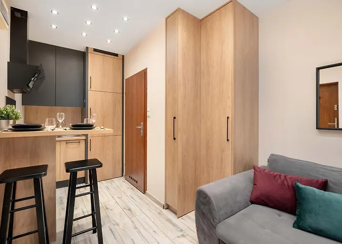 Cozy In Near Centre Of With Parking By Renters