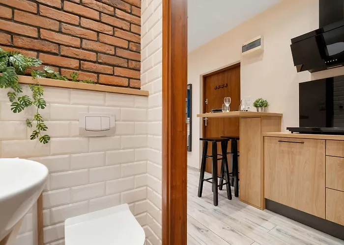 Cozy In Near Centre Of With Parking By Renters